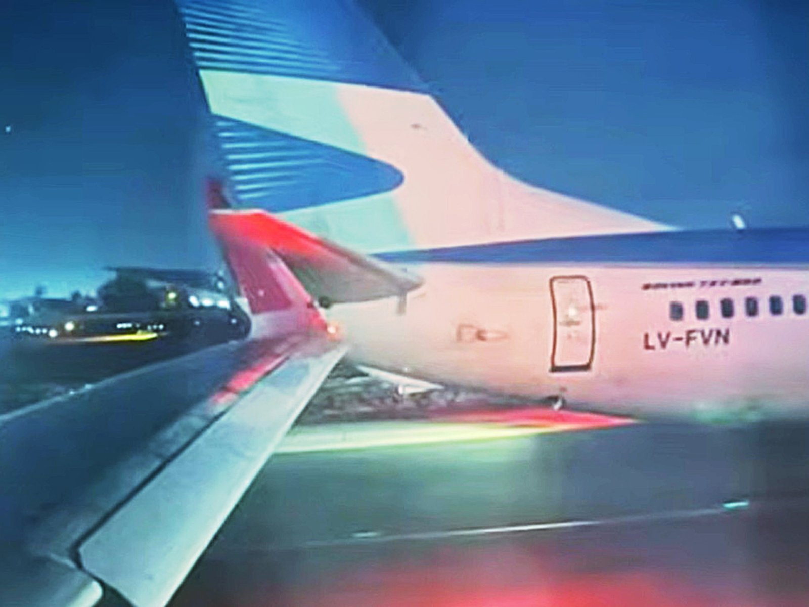 insólito choque entre un avión de Aerolíneas Argentinas y otro de Latam en el aeropuerto de Santiago