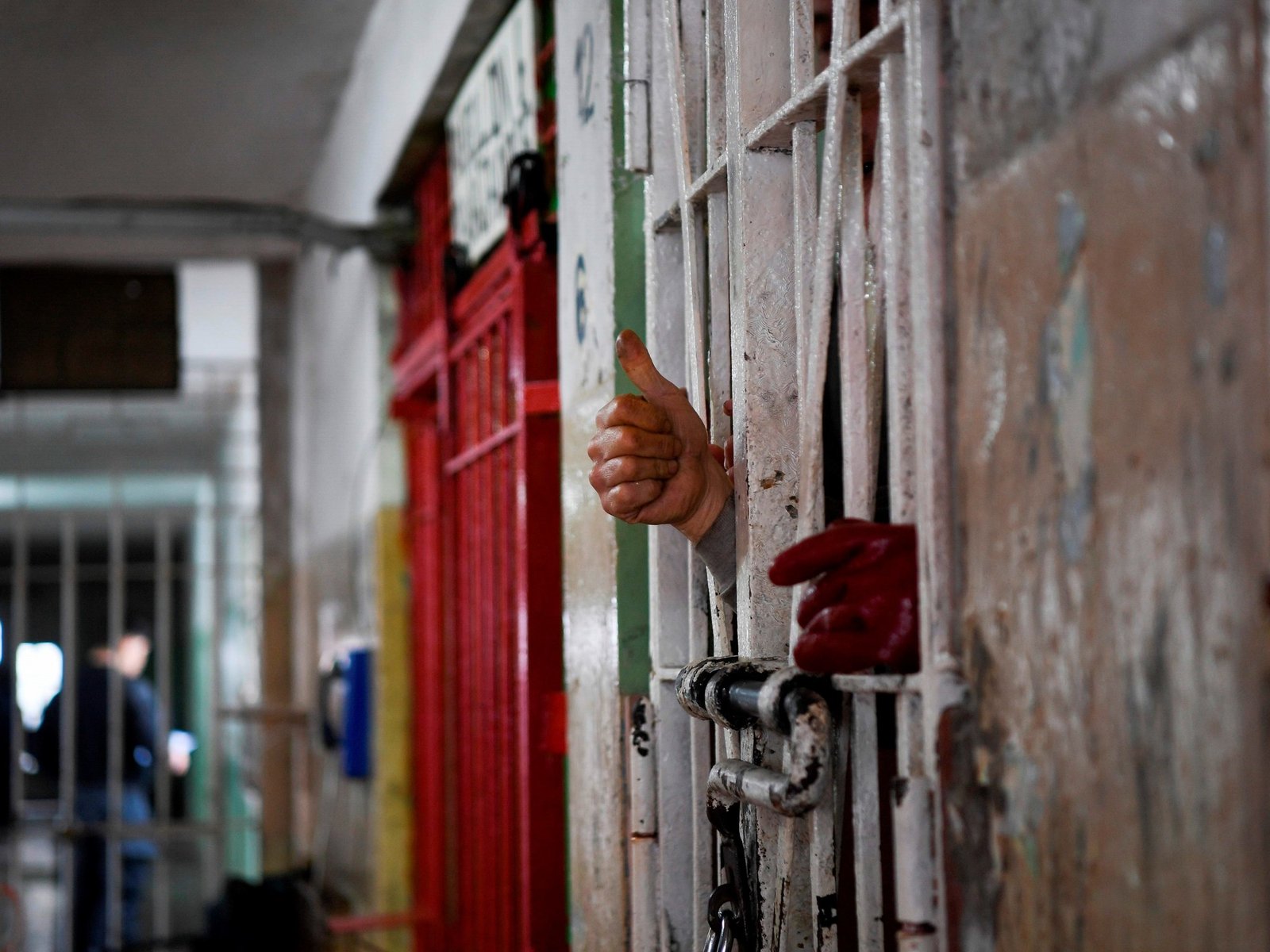 investigan una organización que cobraba canon por usar un sauna, videojuegos y red wifi para estafas