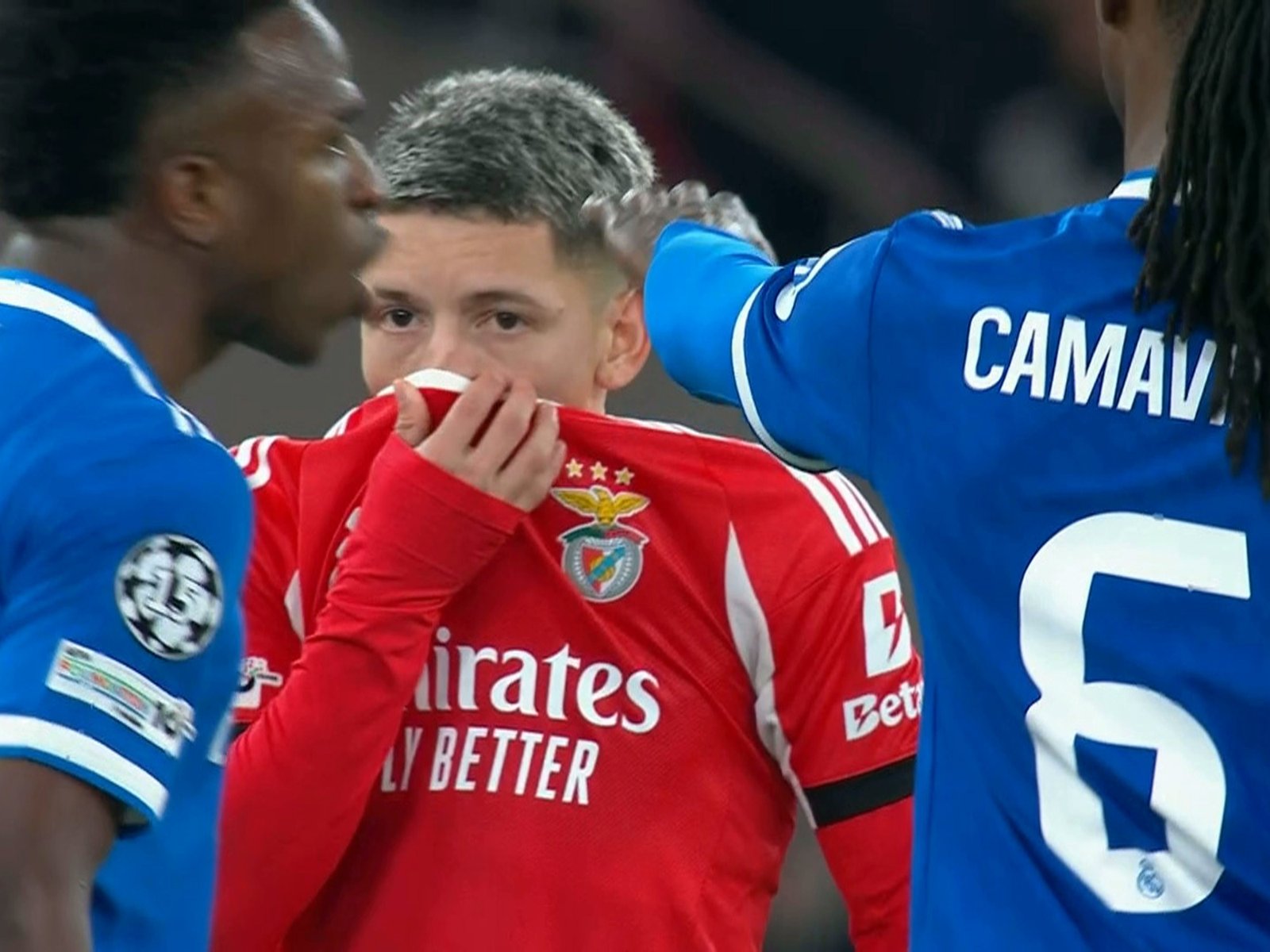 la UEFA le dio seis partidos por insultos homofóbicos