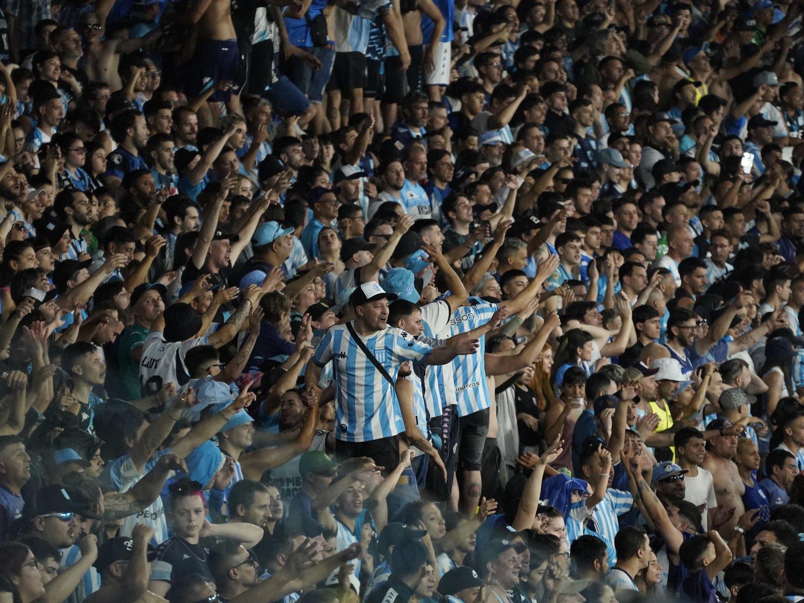 la advertencia de clausura de estadio a Racing