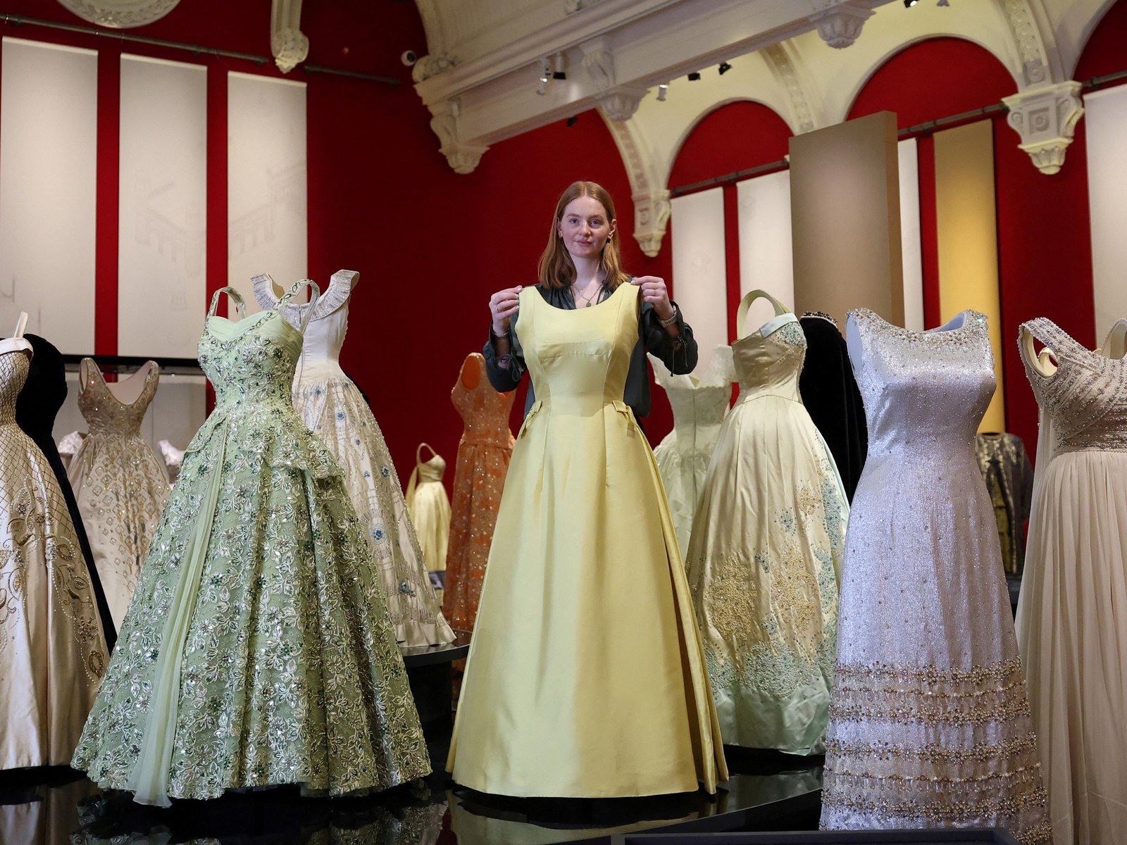 la muestra en Londres que conmemora su vida a través de su icónico vestuario