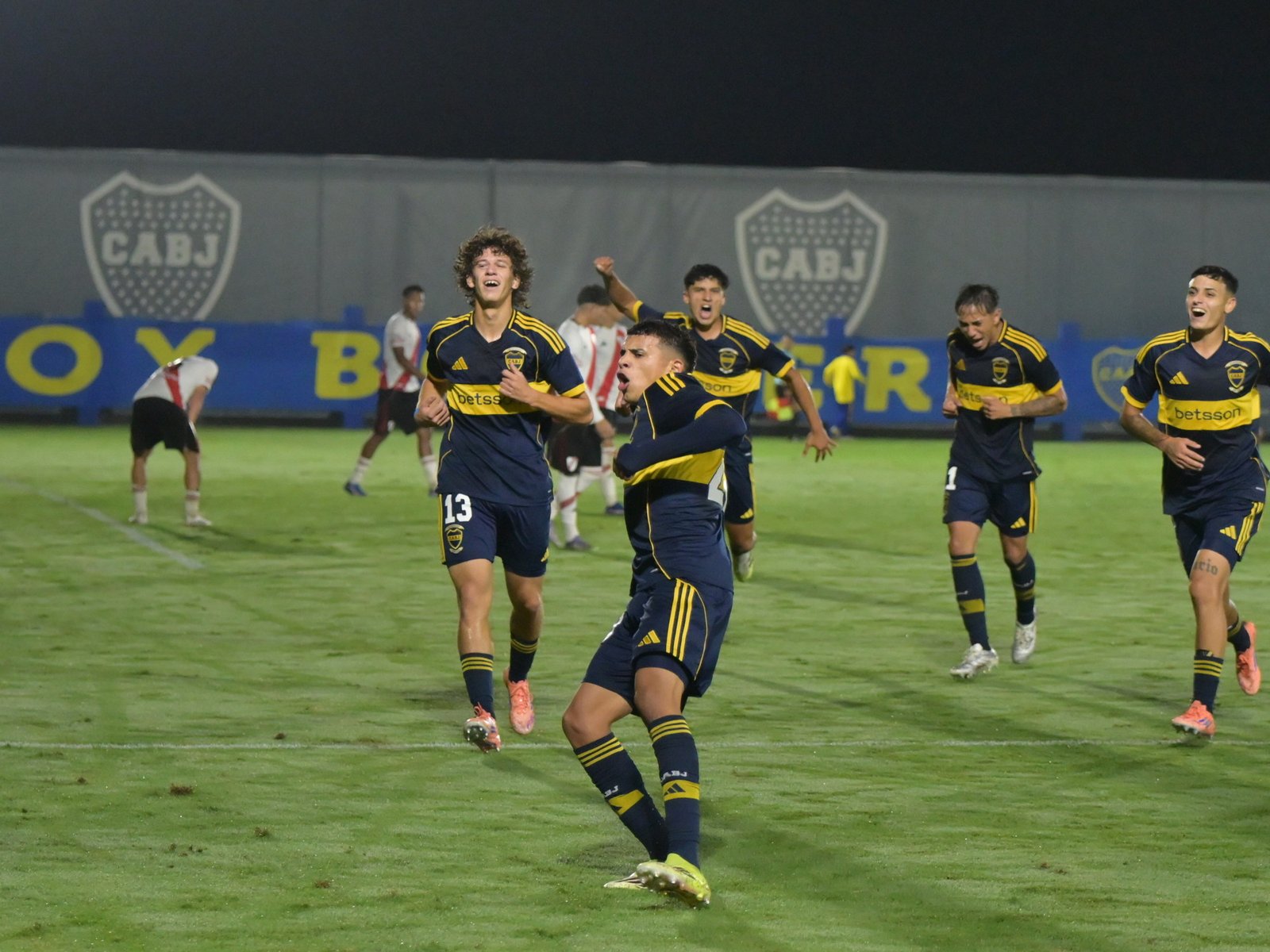 los goles del triunfo de la Reserva y la banca del plantel de Primera