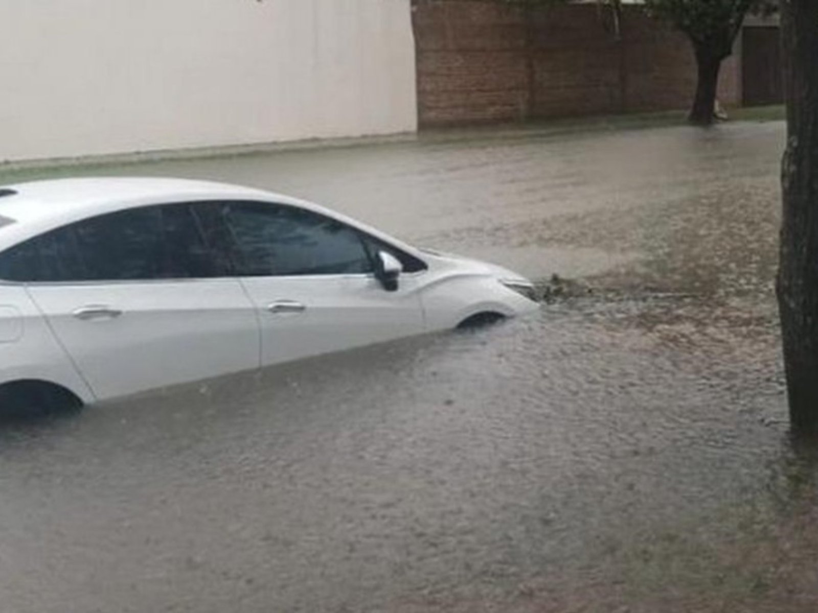 más de 250 mm de lluvia, calles inundadas y un choque trágico