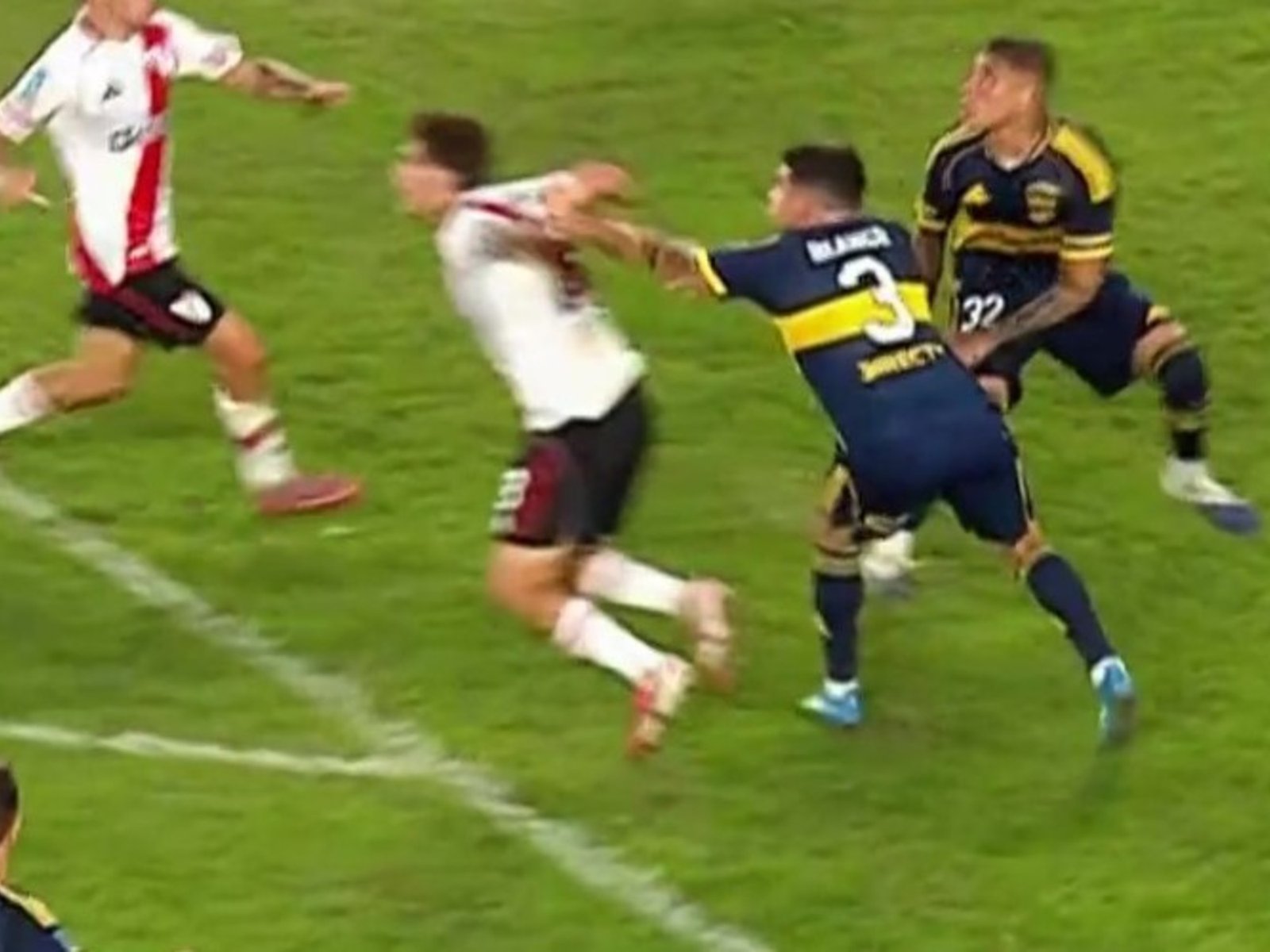 qué opina el mundo del fútbol sobre la polémica del Superclásico