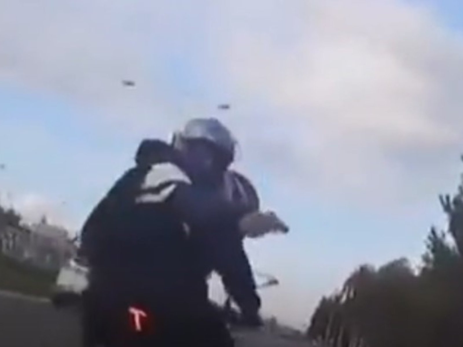 quisieron robarle la moto a un joven en plena autopista, pero lo evitó y grabó a los ladrones cuando le dispararon