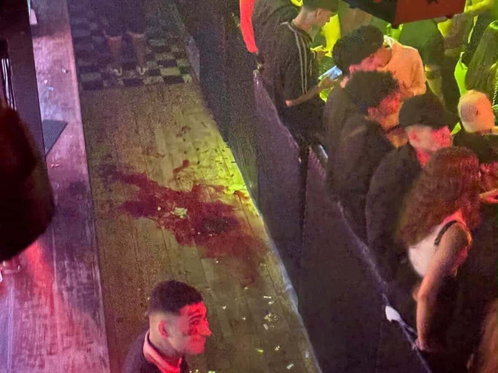 se difundió un video de un joven sangrando y la familia denuncia que fue golpeado por patovicas