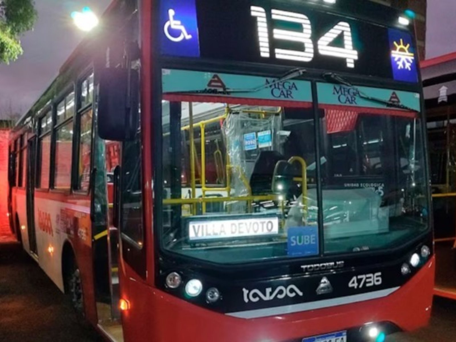 se le enganchó la mochila cuando bajaba del colectivo, se cayó y murió atropellada