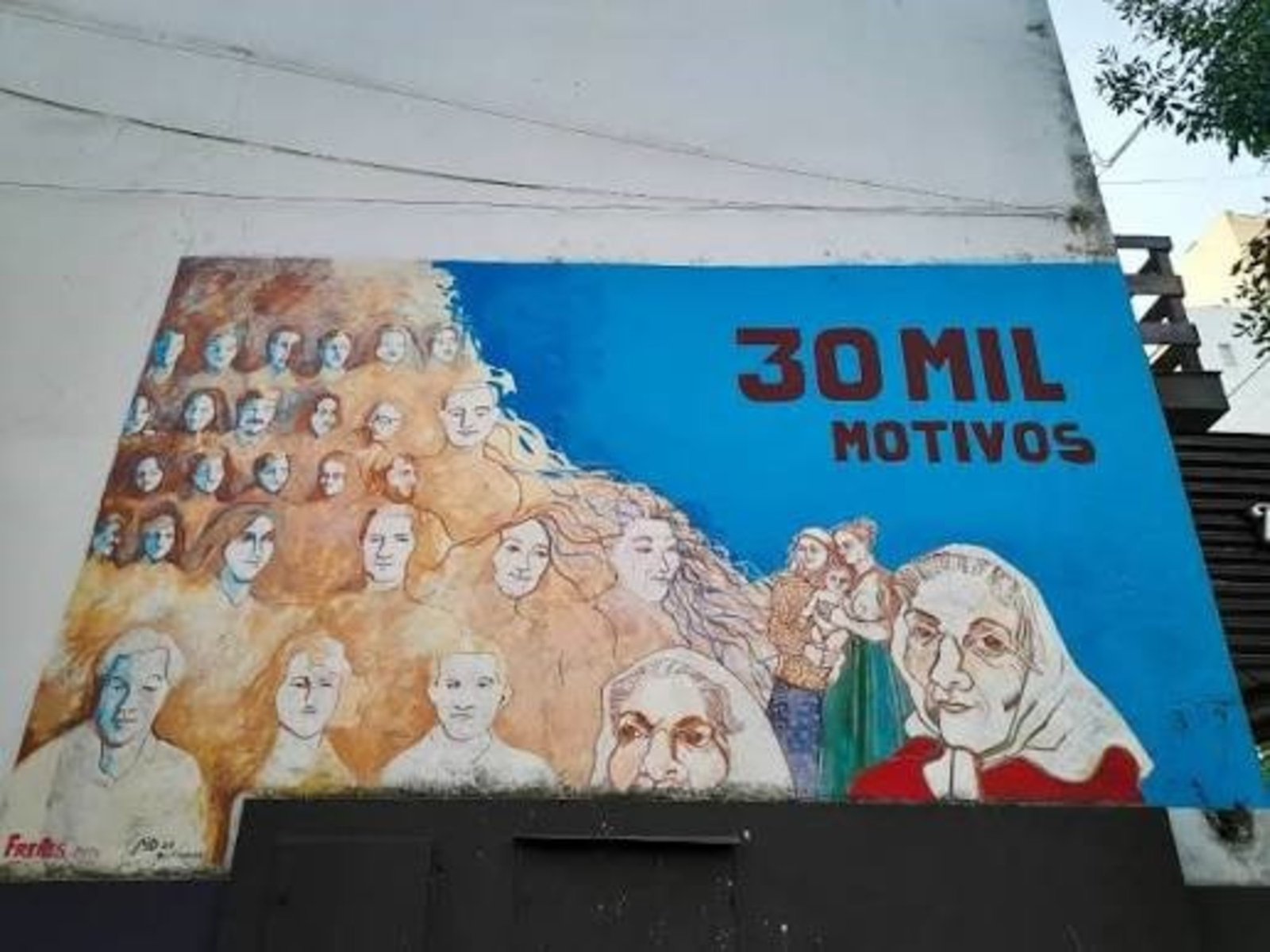 tapan con pintura el mural de la memoria "30 mil motivos" realizado por un histórico artista local