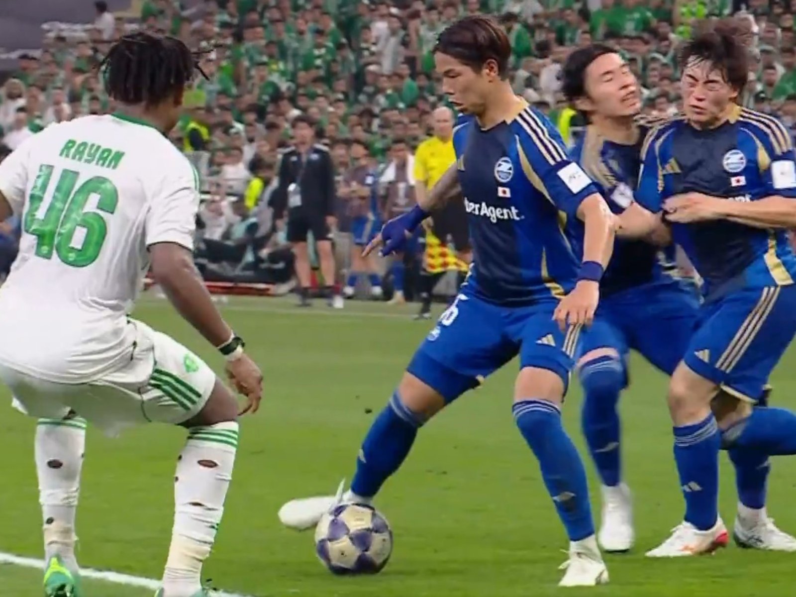 tres compañeros chocaron en una jugada preparada y tuvieron que recibir atención médica