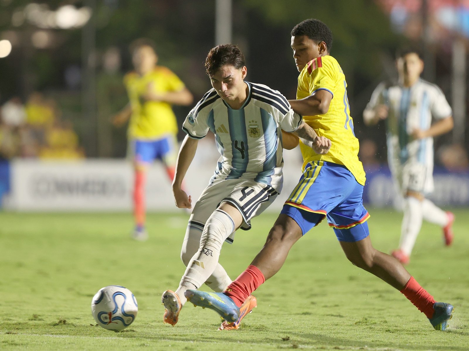 tres expulsados y goleada de Colombia que se quedó con el Sudamericano