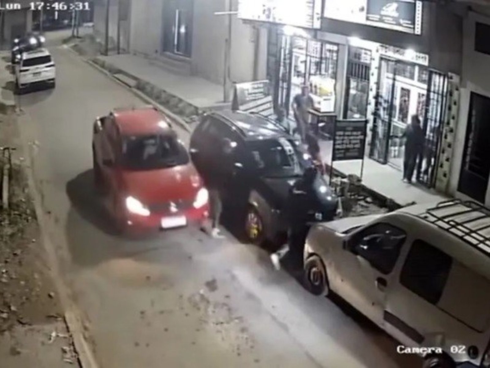 un automovilista embistió a un ladrón para evitar el robo piraña de un vehículo y todo quedó grabado