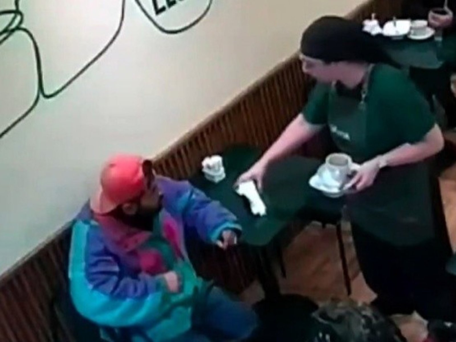 un joven le dio una trompada a una moza por querer cobrarle su pedido