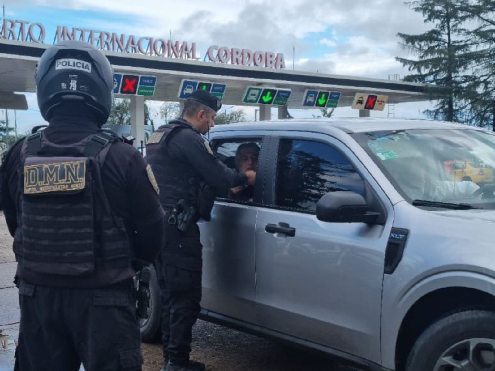 un operativo especial para Di Zeo y otro en la ruta detectó 13 barras con derecho de admisión, marihuana y cocaína