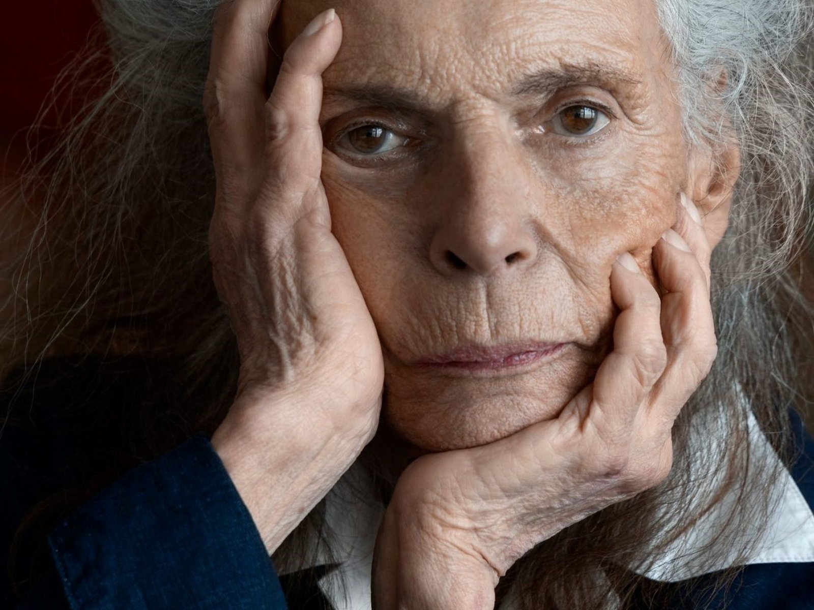 un pequeño tractor cortando el césped