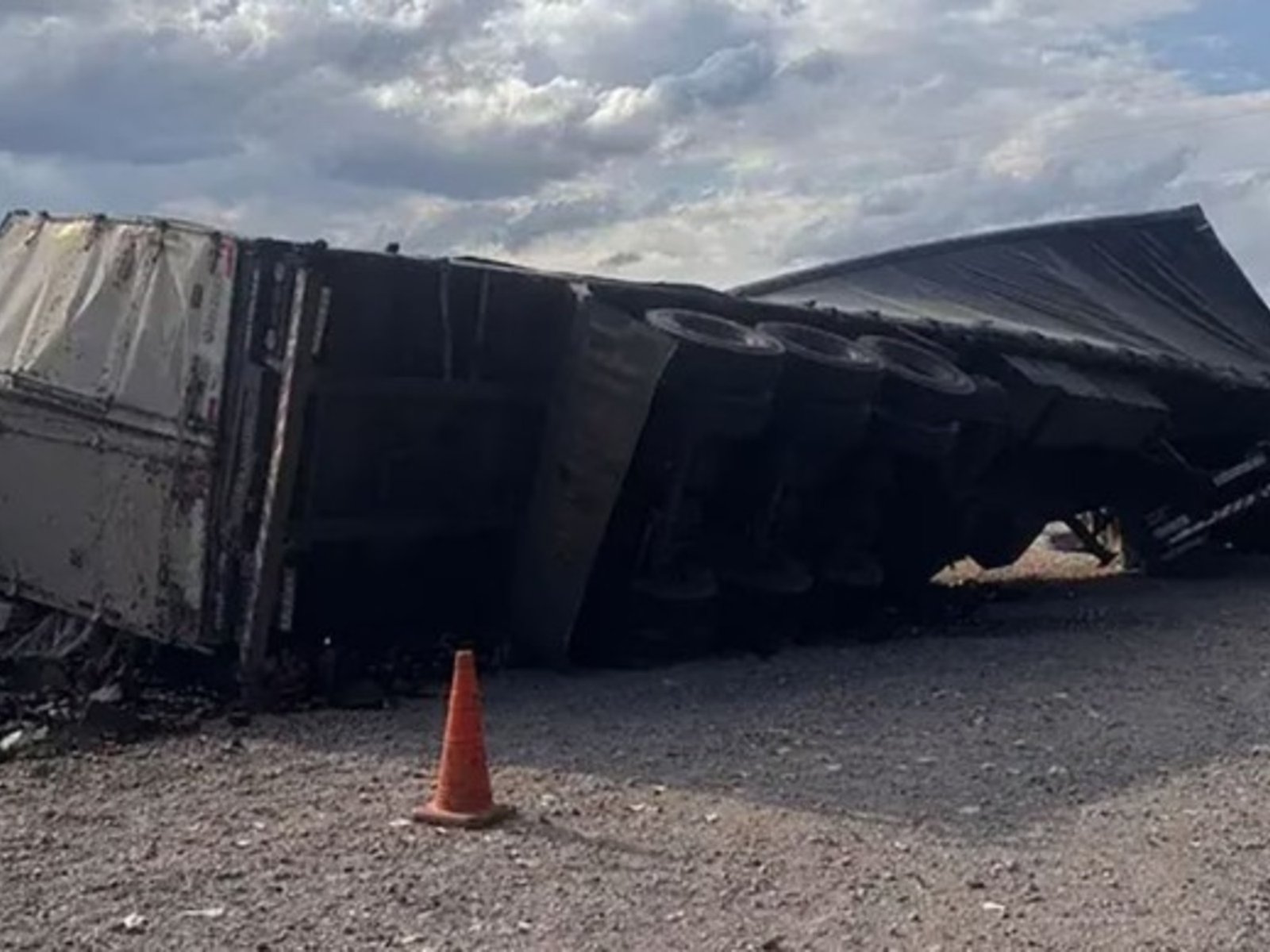 una influencer grabó el saqueó de un camión que volcó en Mendoza cuando transportaba aceite de oliva