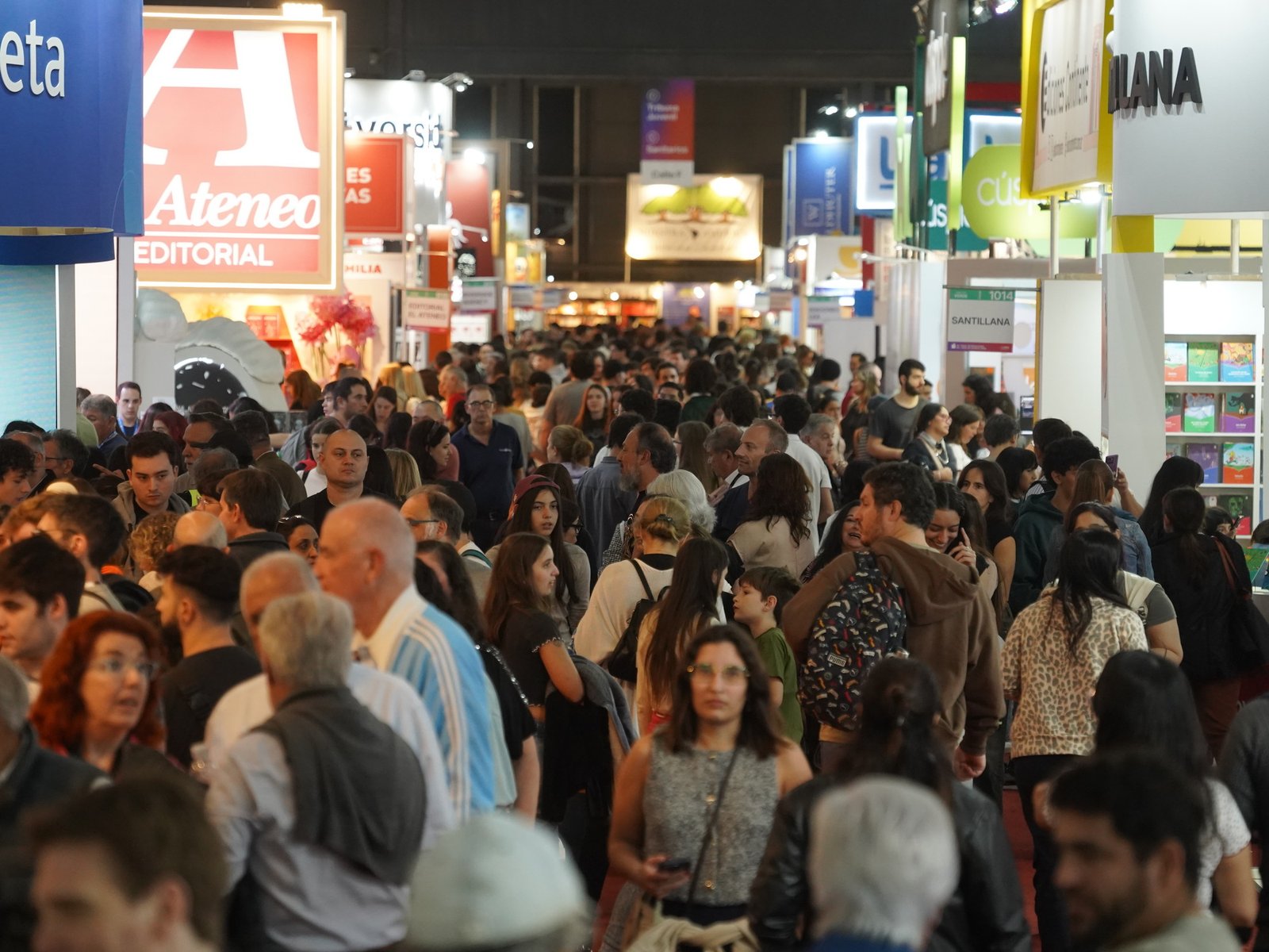una multitud, en la Noche de la Feria del Libro