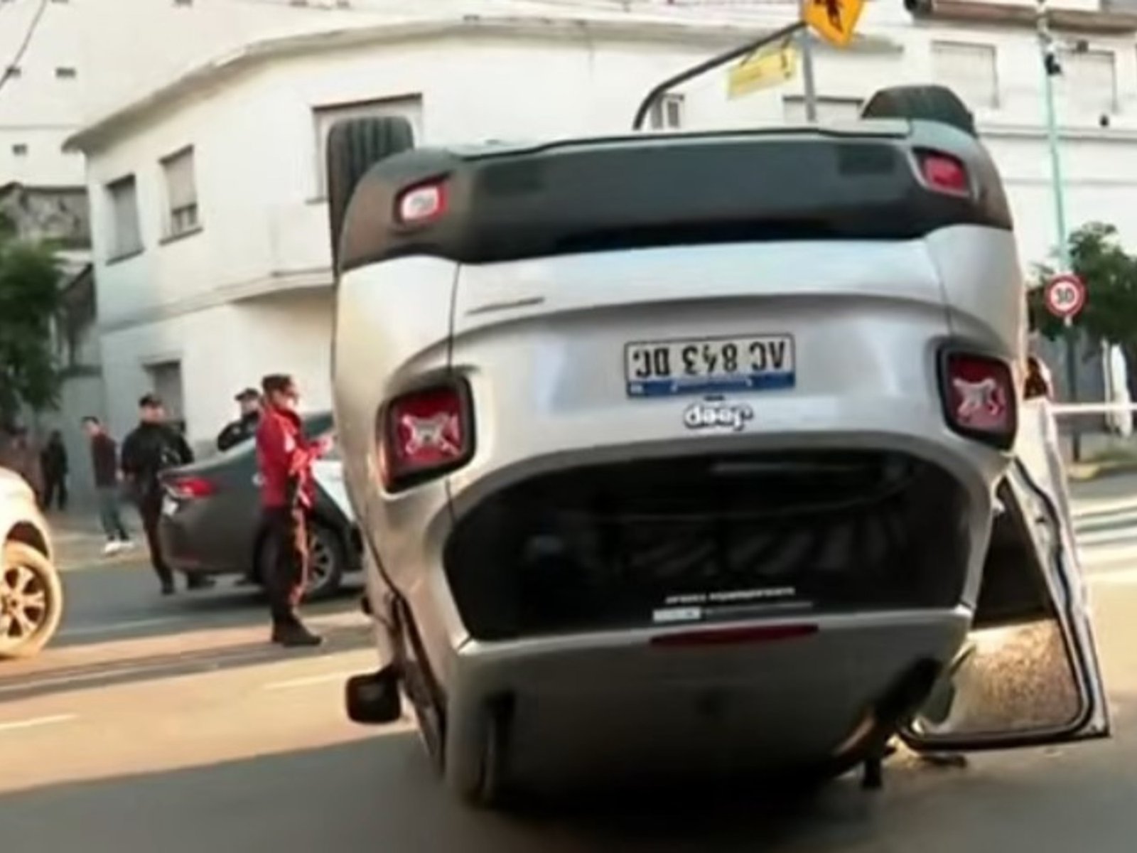 volvía de dejar a su hija en el trabajo y fue embestida por un patrullero que cruzó en rojo