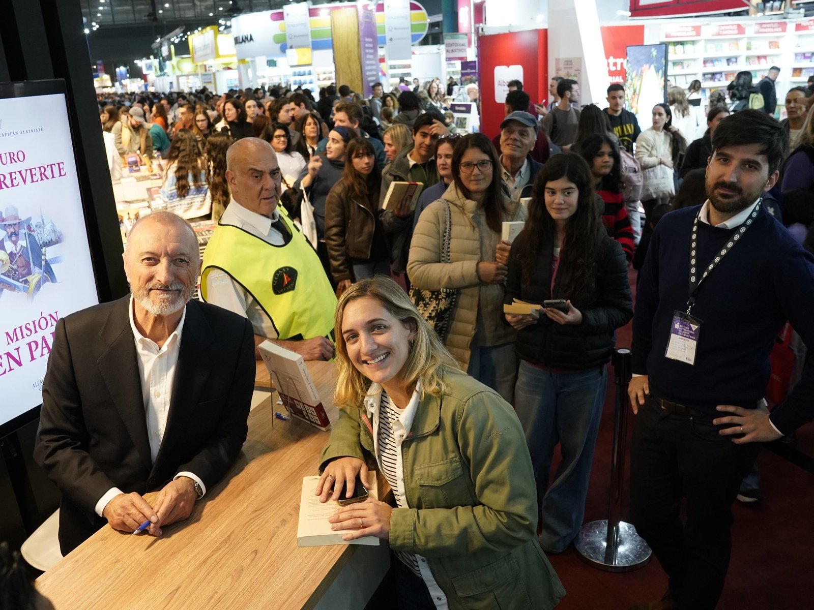 A sala llena, Pérez-Reverte habló de Alatriste, la guerra y su nueva novela “Misión en París”