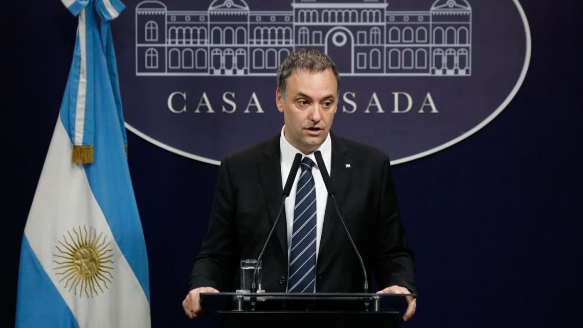 "Adorni es un chanta al que nadie le cree nada", lanzó Germán Martínez en "QR!" y crece el pedido para que vuelva al Congreso