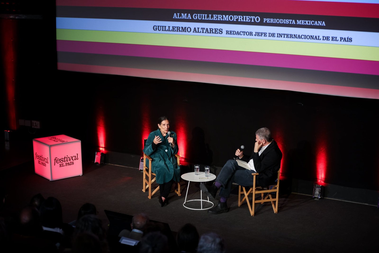 Alma Guillermoprieto con Guillermo Altares, redactor jefe de Internacional, este sábado en el Festival de EL PAÍS.