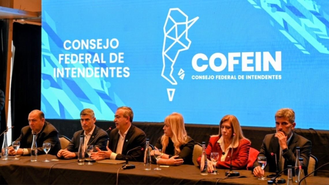 Ante la crisis económica, la Liga de Intendentes activa un plan de gestión en red y esquiva el debate electoral