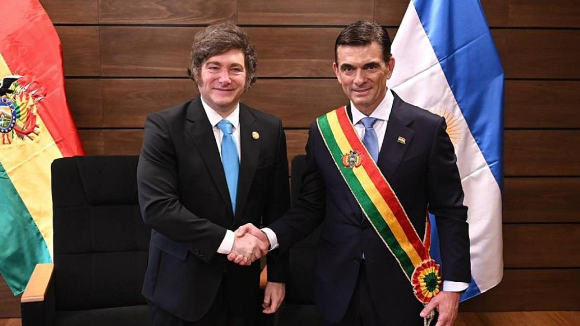 Argentina envió un Hércules a Bolivia para romper el bloqueo que sufre el presidente Paz Pereira y distribuir alimentos