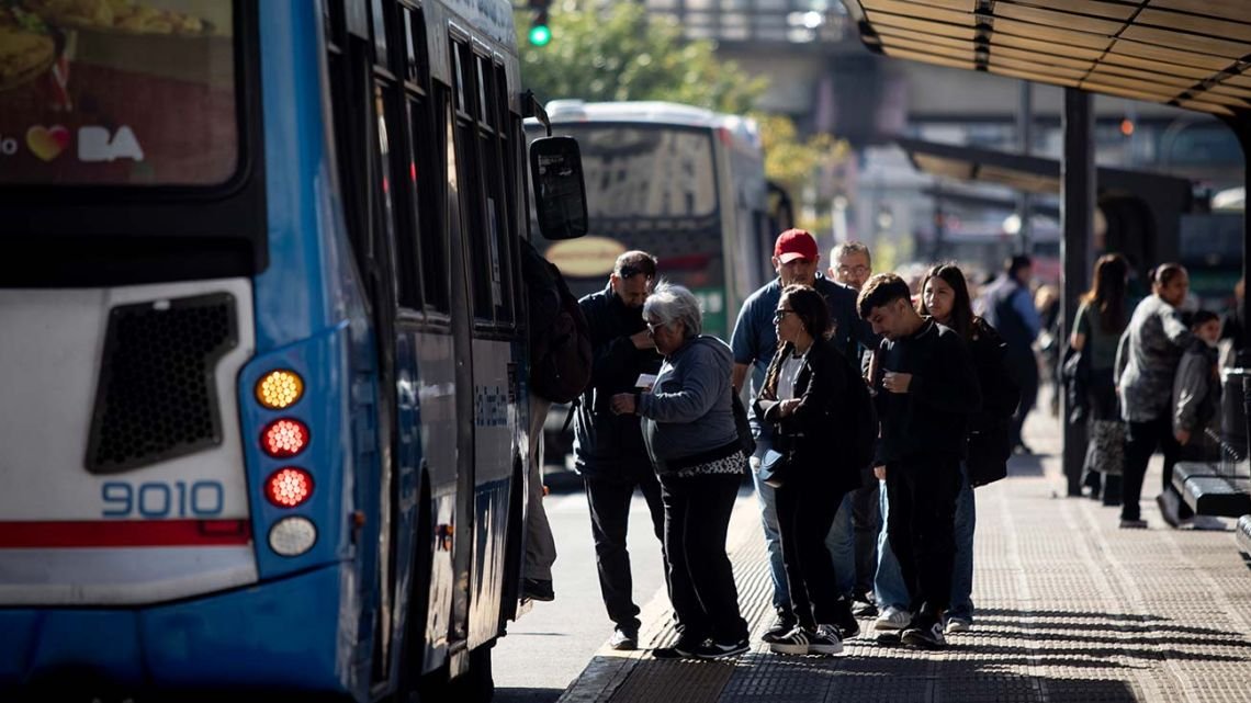 Aumentan los precios del boletos de colectivo y de tren en el AMBA