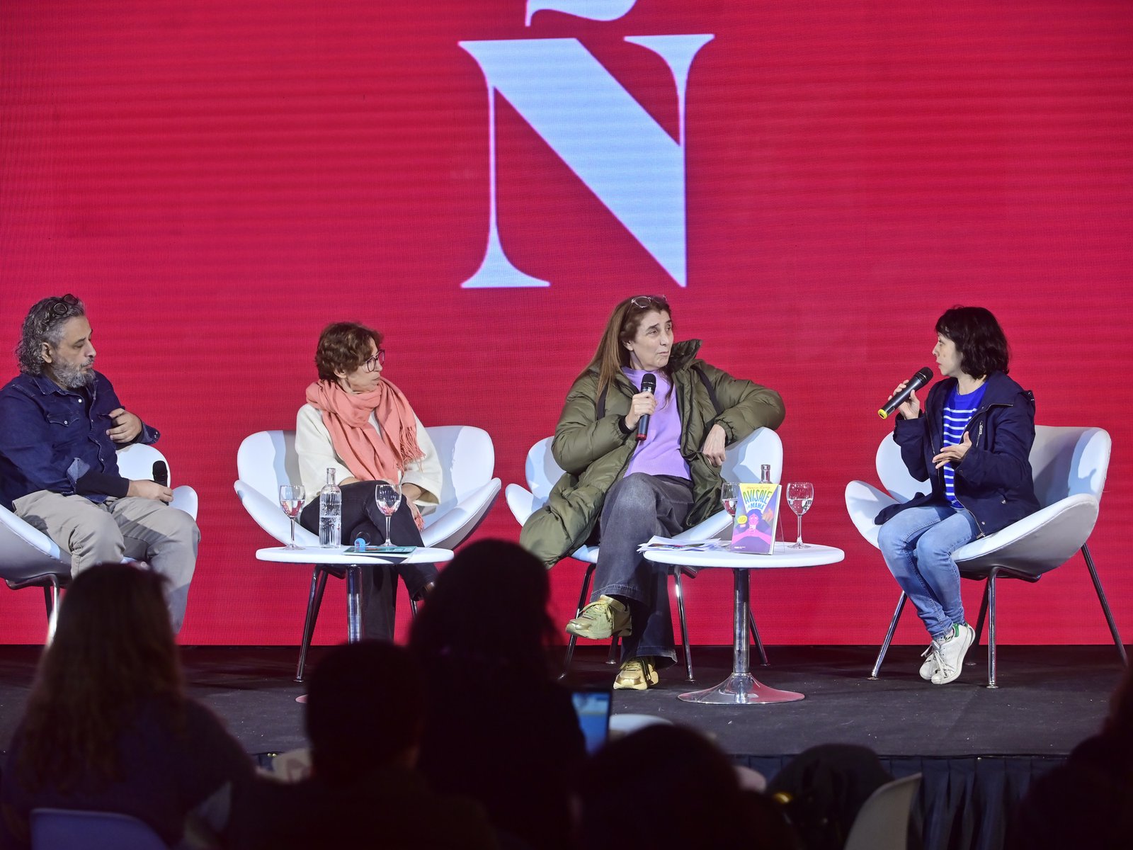 Autores e historiadores debatieron en el espacio Clarín-Ñ cómo contarles la dictadura a los chicos