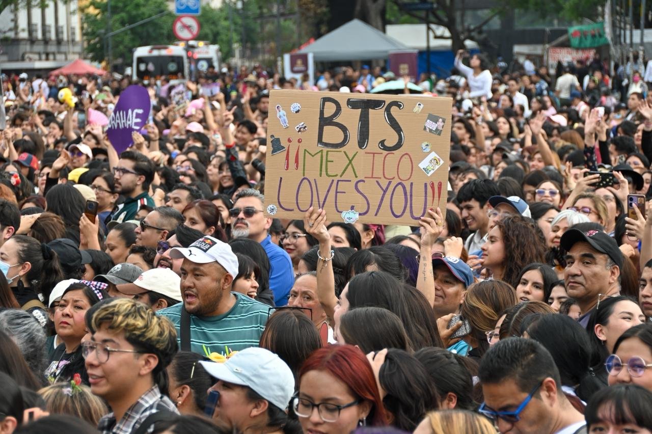 Fanáticos del grupo BTS se reúnen en el Zócalo.