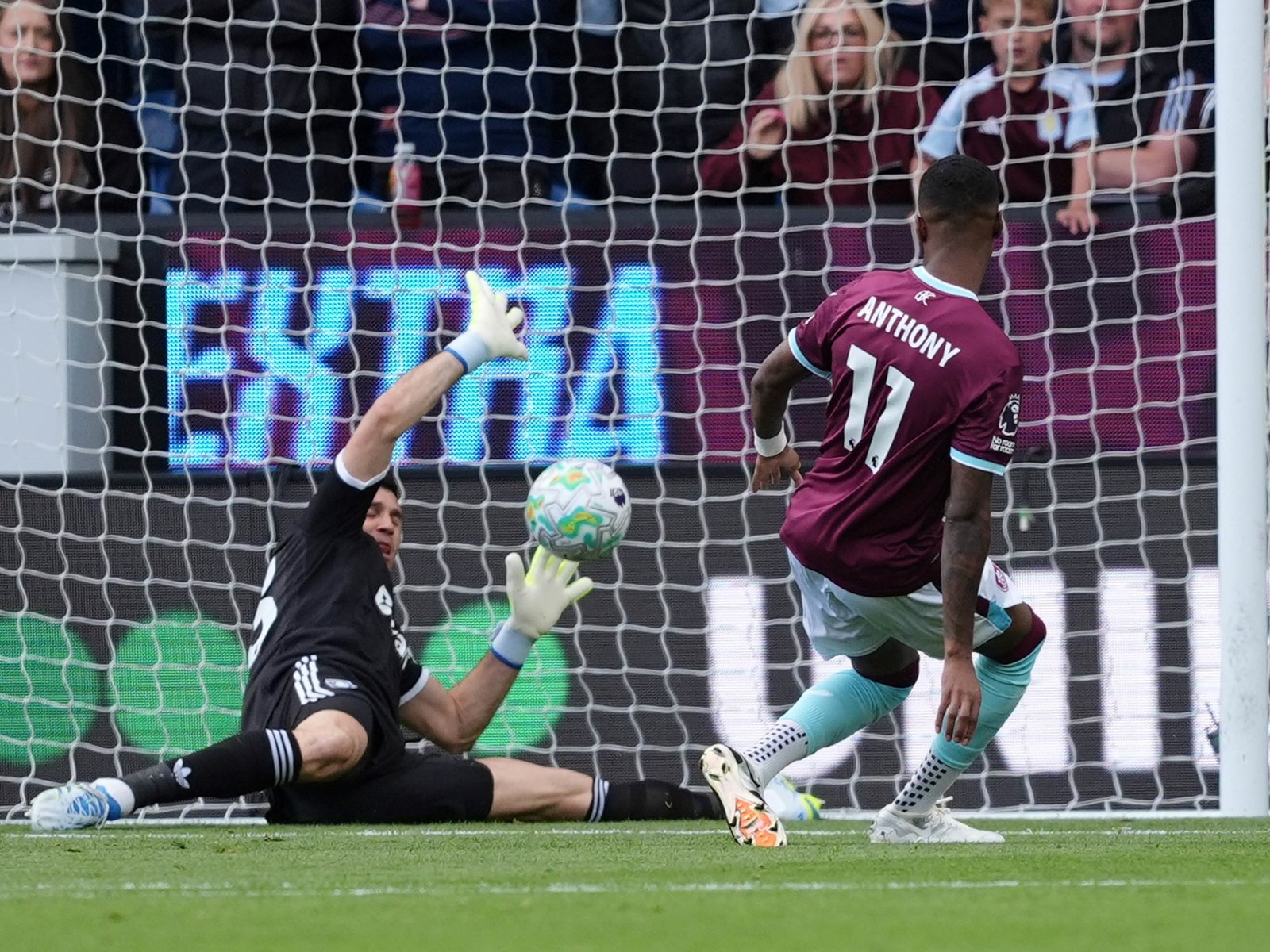 Burnley vs Aston Villa con Dibu Martínez, EN VIVO, por la Premier League: minuto a minuto, en directo