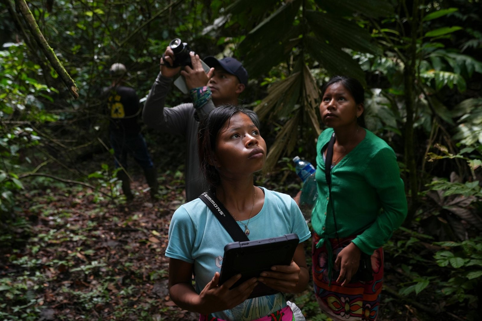 Guías comunitarios monitorean la fauna en uno de los senderos del Darién, en Panamá.