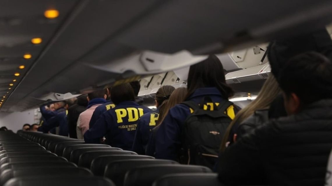 Chile expulsó a 80 migrantes en su tercer vuelo de deportación desde la asunción de Kast