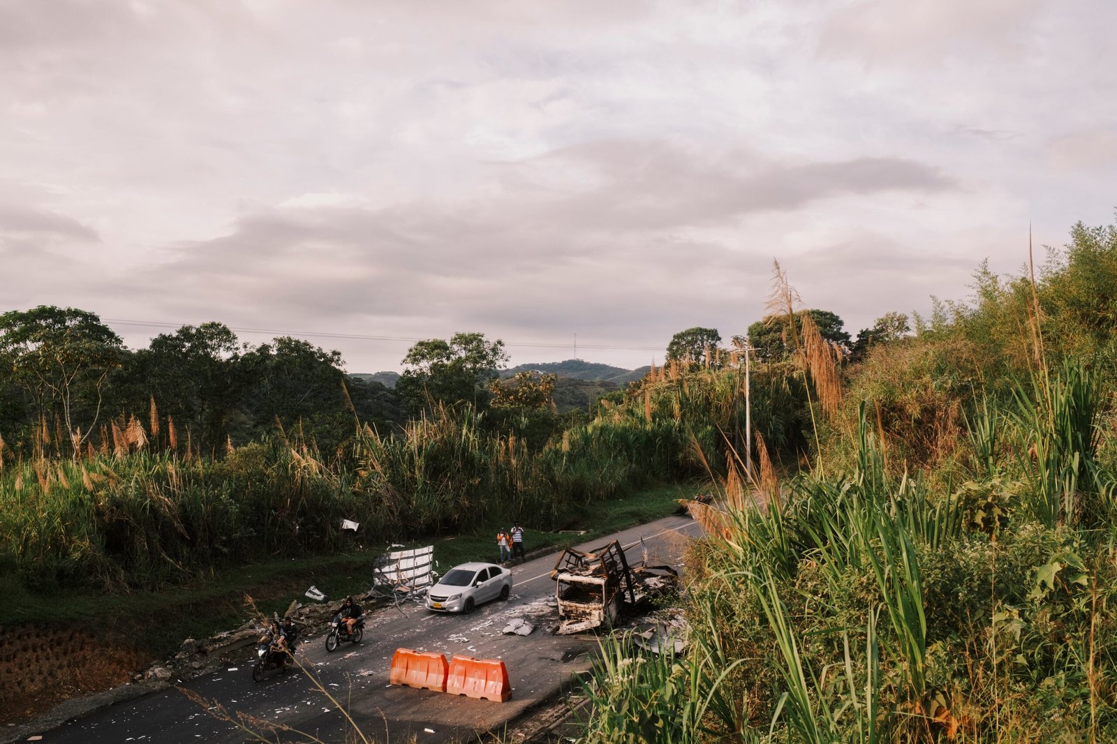 Un vehículo cargado con explosivos detonado por las disidencias de las FARC en la vía Panamericana, en el Cauca, el 29 de abril.