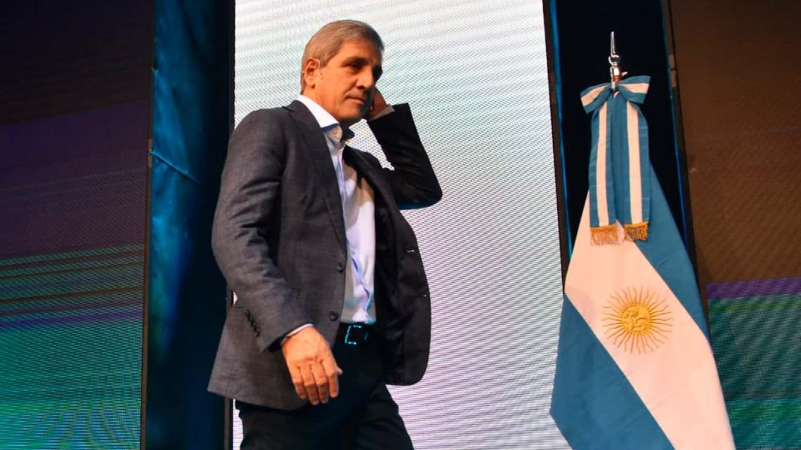 Con el aval de Fitch, Caputo resiste la presión y no saldrá al mercado internacional