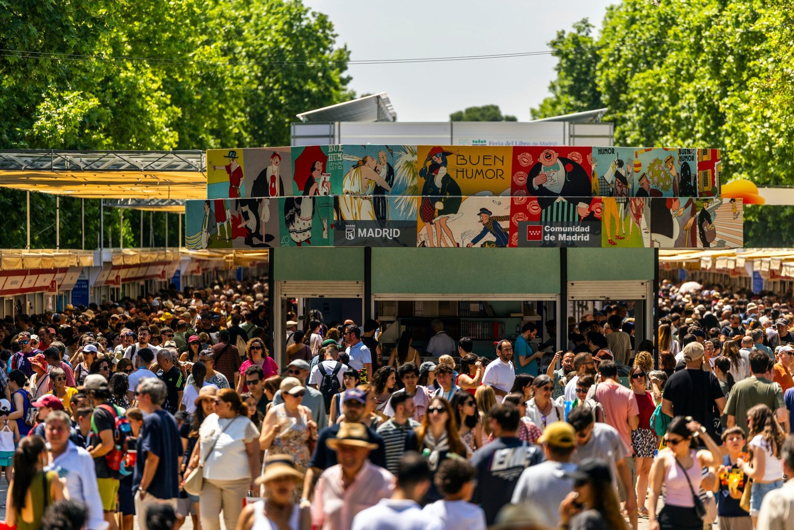Ambiente en la Feria del Libro de Madrid, el sábado 30 de mayo.
