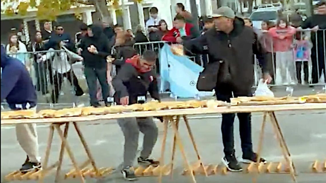 Descontrol en Avellaneda por un sándwich de matambre a la pizza gigante
