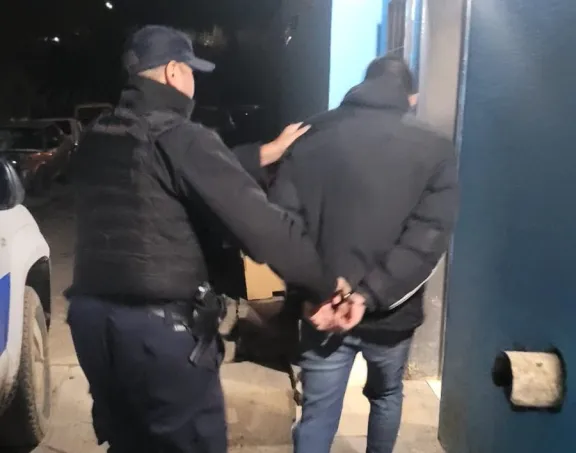 Detuvieron en la plaza San Cayetano a un hombre que tenía pedido de captura
