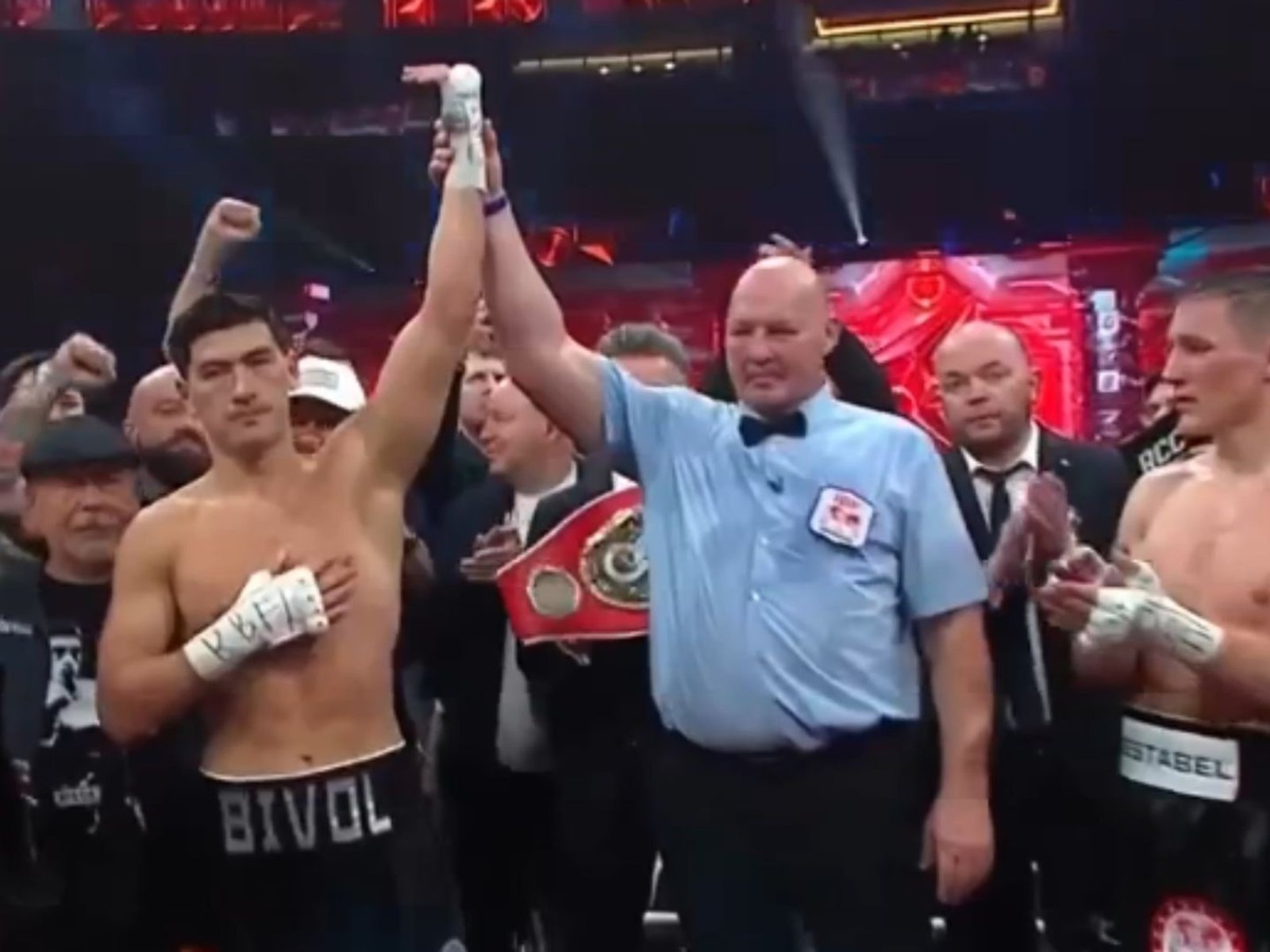 Dmitry Bivol volvió después de 15 meses, ganó con autoridad y retuvo dos títulos mundiales