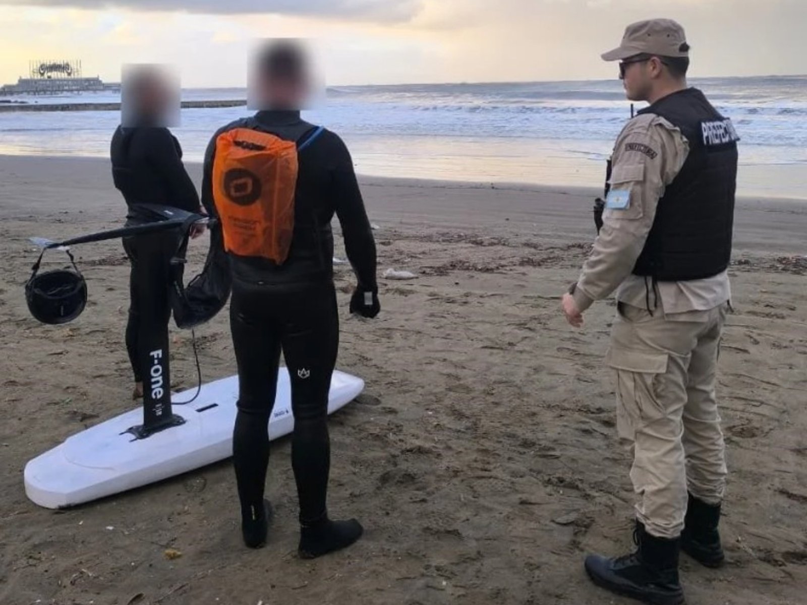 Dramático rescate de dos deportistas en medio de la ciclogénesis que afectó a Mar del Plata