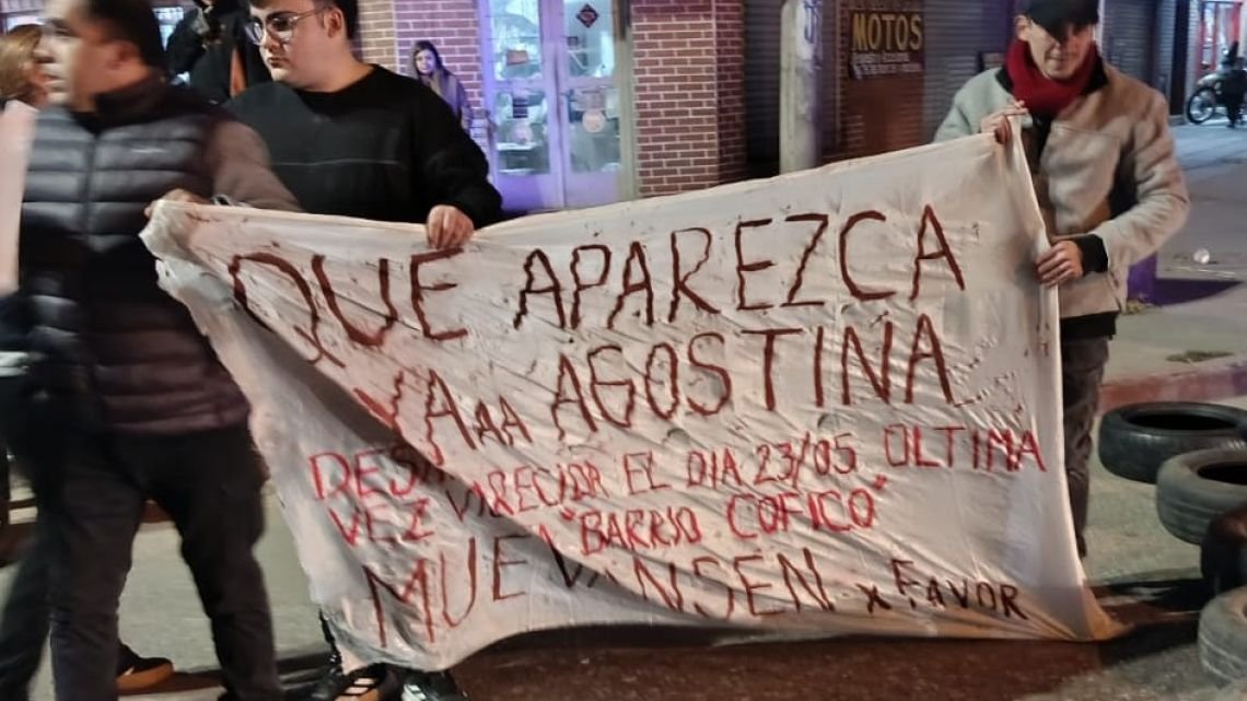 Durante una movilización para pedir justicia por Agostina Vega se produjeron graves incidente entre la policía y los vecinos