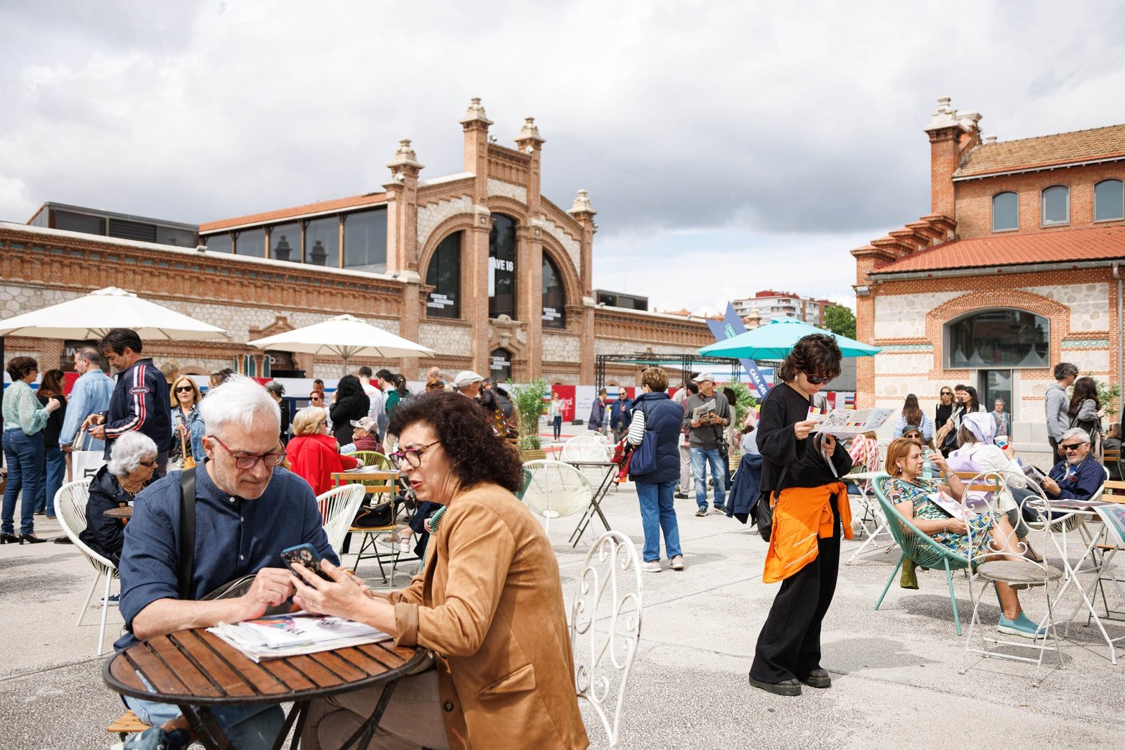 Ambiente este domingo en la plaza de Matadero Madrid, durante la última de las tres jornadas del Festival de EL PAÍS por su 50 aniversario