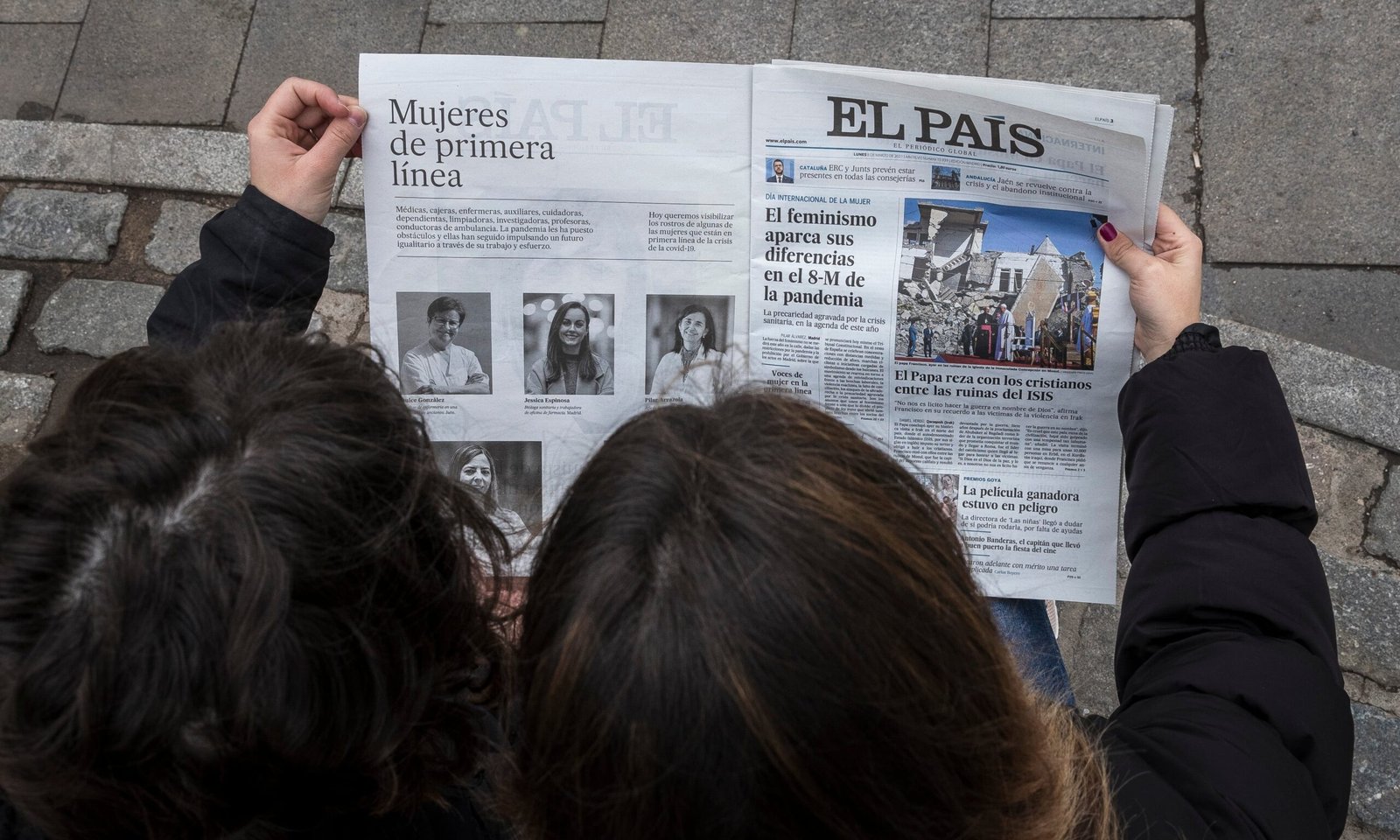 Jóvenes leen el periódico EL PAÍS, en Madrid, el 8 de marzo del 2021.