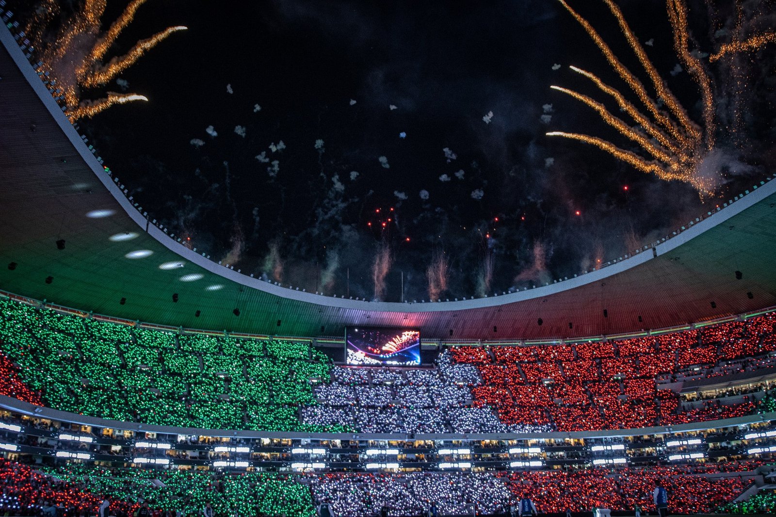 Partido de reinauguración del Estadio Azteca entre México y Portugal, el 28 de marzo.