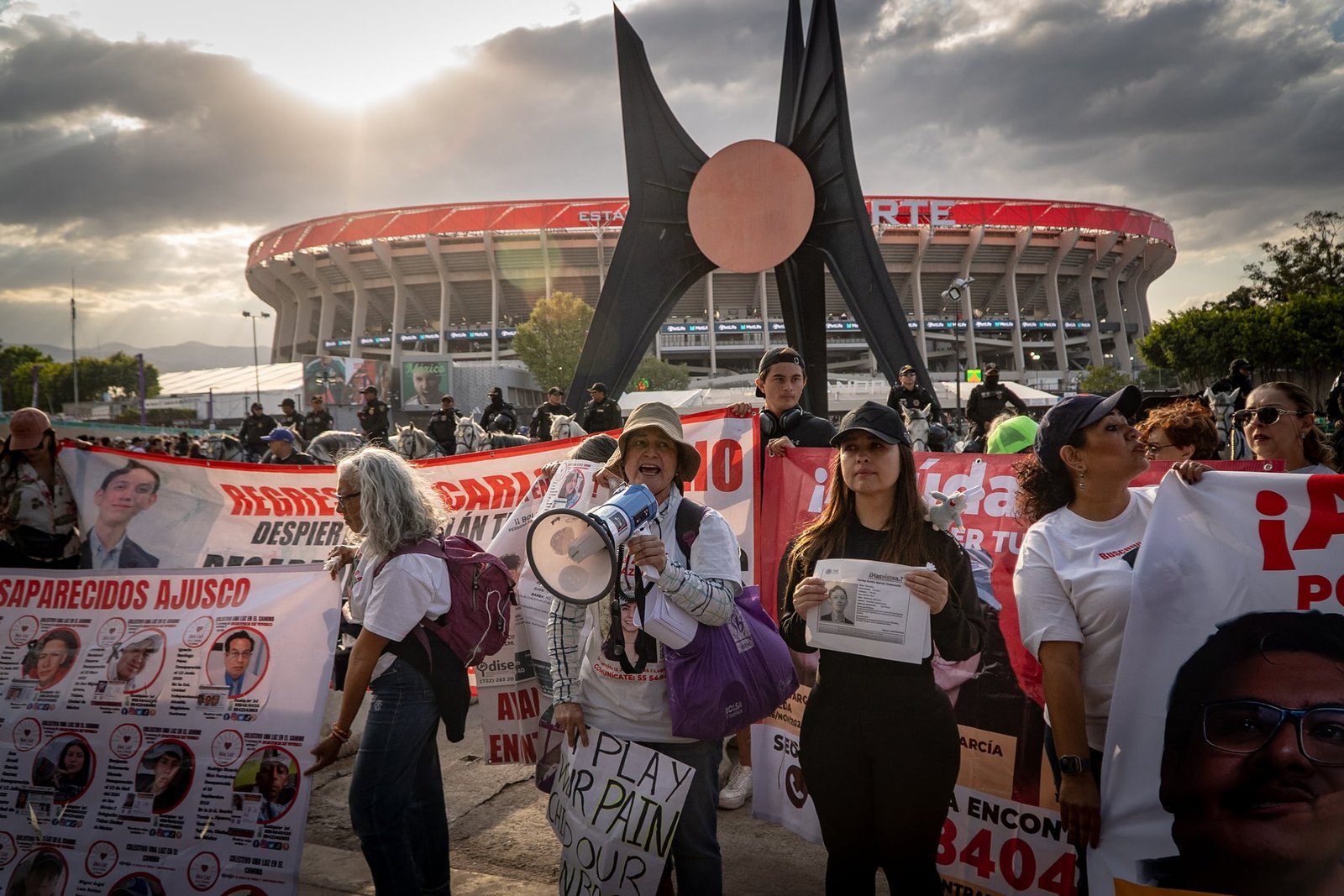 Colectivos de desaparecidos protestan afuera del Estadio Banorte, previo a su inauguración, en Ciudad de México, el 28 de marzo.