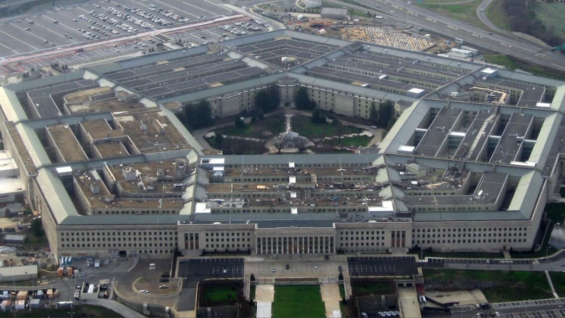 El Pentágono selló acuerdos con siete empresas tecnológicas para integrar inteligencia artificial en operaciones militares secretas