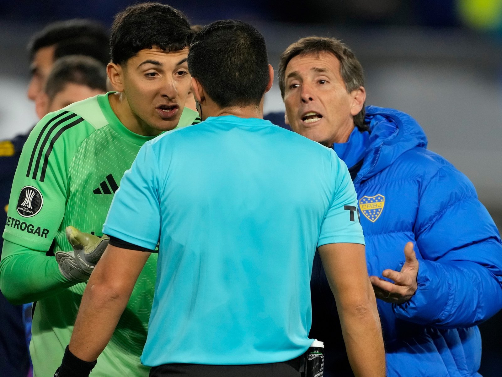 El Predio de Boca amaneció con pancartas en la previa de una semana caliente por Copa Libertadores