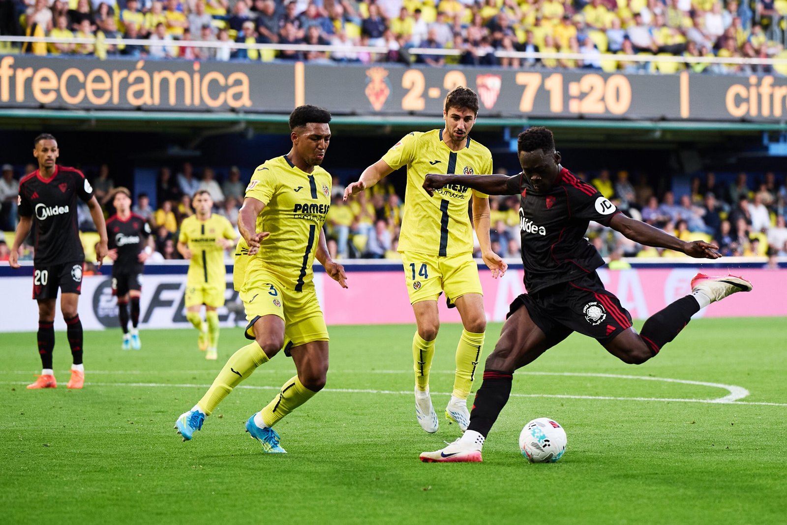 El Sevilla ya roza la salvación al remontar al Villarreal en La Cerámica