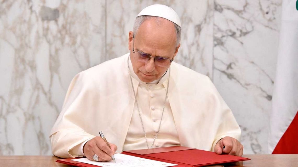 El Vaticano otorgó su máxima distinción al embajador de Irán y desató una fuerte polémica internacional