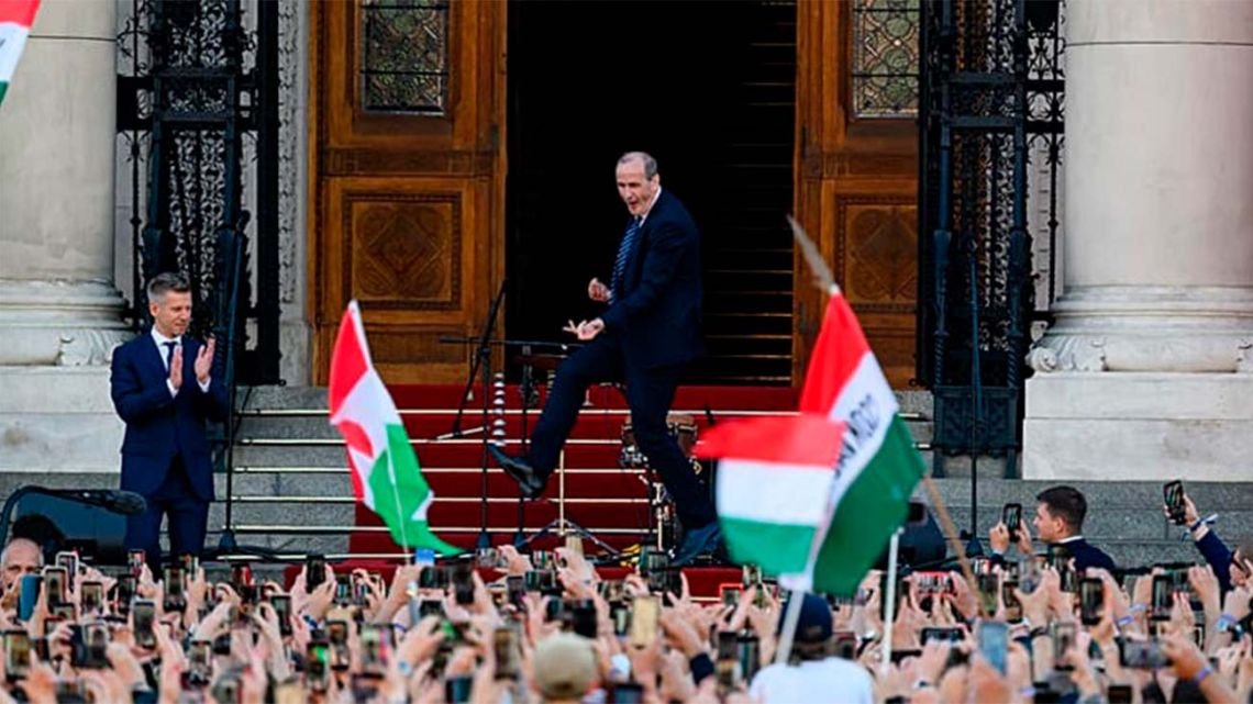 El alocado nuevo ministro de Salud de Hungria para festejar para celebrar el triunfo sobre Orban