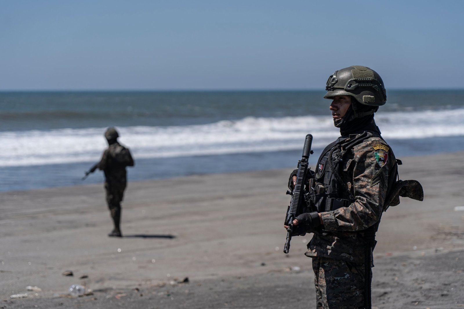 Militares del Ejército de Guatemala patrullan la frontera con Chiapas en la desembocadura del río Suchiate, el 12 de febrero de 2024.